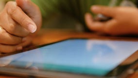 Χέρι της γυναίκας που χρησιμοποιεί την ταμπλέτα με για την επίλεκτη εστίαση έννοιας συσκευών εφαρμογής και ασύρματης τεχνολογίας απόθεμα βίντεο Χέρι της γυναίκας που χρησιμοποιεί την ταμπλέτα με για την επίλεκτη εστίαση έννοιας συσκευών εφαρμογής και ασύρματης τεχνολογίας απόθεμα βίντεο