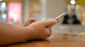 Χέρι της γυναίκας που χρησιμοποιεί την ταμπλέτα με για εφαρμογής και ασύρματης τεχνολογίας συσκευών ρηχό βάθος εστίασης έννοιας τ απόθεμα βίντεο Χέρι της γυναίκας που χρησιμοποιεί την ταμπλέτα με για εφαρμογής και ασύρματης τεχνολογίας συσκευών ρηχό βάθος εστίασης έννοιας τ απόθεμα βίντεο