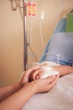 Χέρι του παιδιού εκμετάλλευσης μητέρων που ασθενείς πυρετού στο νοσοκομείο στις ΓΠ στοκ εικόνες Χέρι του παιδιού εκμετάλλευσης μητέρων που ασθενείς πυρετού στο νοσοκομείο στις ΓΠ στοκ εικόνες