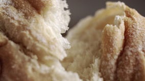 Χέρια Baker που σπάζουν το σπιτικό ψωμί Κλείστε επάνω την όψη απόθεμα βίντεο Χέρια Baker που σπάζουν το σπιτικό ψωμί Κλείστε επάνω την όψη απόθεμα βίντεο