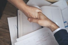 Χέρια ανδρών και γυναικών στο λειτουργώντας πίνακα στοκ εικόνες Χέρια ανδρών και γυναικών στο λειτουργώντας πίνακα στοκ εικόνες