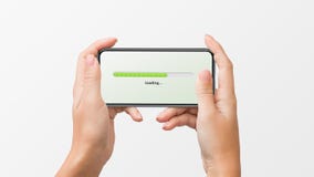Χέρια γυναίκας που κρατούν το smartphone στοκ φωτογραφία με δικαίωμα ελεύθερης χρήσης Χέρια γυναίκας που κρατούν το smartphone στοκ φωτογραφία με δικαίωμα ελεύθερης χρήσης