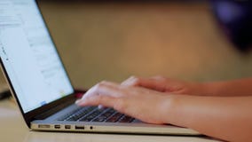 Χέρια γυναικών ` s που προγραμματίζουν στο lap-top ΚΟΝΤΆ ΕΠΆΝΩ Χέρια γυναικών ` s που προγραμματίζουν στο lap-top ΚΟΝΤΆ ΕΠΆΝΩ