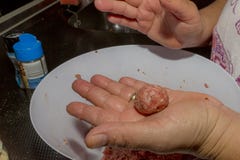 Χέρια γυναικών ` s που προετοιμάζουν τα κεφτή σε μια κουζίνα στοκ φωτογραφία με δικαίωμα ελεύθερης χρήσης Χέρια γυναικών ` s που προετοιμάζουν τα κεφτή σε μια κουζίνα στοκ φωτογραφία με δικαίωμα ελεύθερης χρήσης