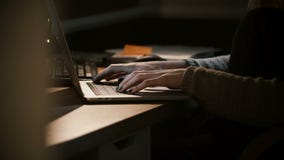 Χέρια γυναικών κινηματογραφήσεων σε πρώτο πλάνο που χρησιμοποιούν το lap-top στο σκοτάδι Θηλυκή δακτυλογράφηση στο πληκτρολόγιο σ φιλμ μικρού μήκους Χέρια γυναικών κινηματογραφήσεων σε πρώτο πλάνο που χρησιμοποιούν το lap-top στο σκοτάδι Θηλυκή δακτυλογράφηση στο πληκτρολόγιο σ φιλμ μικρού μήκους