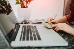Χέρια γυναικών που γράφουν μπροστά από το lap-top στοκ φωτογραφίες Χέρια γυναικών που γράφουν μπροστά από το lap-top στοκ φωτογραφίες