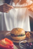 Χέρια γυναικών που παίρνουν burger κρέατος φωτογραφιών με το smartphone, τρόπος ζωής στοκ εικόνες με δικαίωμα ελεύθερης χρήσης Χέρια γυναικών που παίρνουν burger κρέατος φωτογραφιών με το smartphone, τρόπος ζωής στοκ εικόνες με δικαίωμα ελεύθερης χρήσης