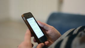 Χέρια γυναικών που χρησιμοποιούν την κινητή τηλεφωνική οθόνη επαφής φιλμ μικρού μήκους Χέρια γυναικών που χρησιμοποιούν την κινητή τηλεφωνική οθόνη επαφής φιλμ μικρού μήκους
