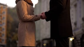 Χέρια εκμετάλλευσης παντρεμένου ζευγαριού tenderly, ακόμα ερωτευμένος, ρομαντικός περίπατος στη μεγάλη πόλη στοκ φωτογραφίες Χέρια εκμετάλλευσης παντρεμένου ζευγαριού tenderly, ακόμα ερωτευμένος, ρομαντικός περίπατος στη μεγάλη πόλη στοκ φωτογραφίες