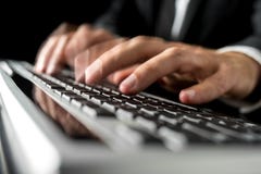 Χέρια ενός ατόμου που δακτυλογραφεί γρήγορα σε ένα πληκτρολόγιο υπολογιστών στοκ εικόνες με δικαίωμα ελεύθερης χρήσης Χέρια ενός ατόμου που δακτυλογραφεί γρήγορα σε ένα πληκτρολόγιο υπολογιστών στοκ εικόνες με δικαίωμα ελεύθερης χρήσης