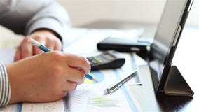 Χέρια επιχειρηματιών που λειτουργούν με τα διαγράμματα στον υπολογιστή ταμπλετών απόθεμα βίντεο Χέρια επιχειρηματιών που λειτουργούν με τα διαγράμματα στον υπολογιστή ταμπλετών απόθεμα βίντεο
