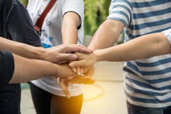 Χέρια μαζί για την επιτυχία ενότητας και μεριδίου στοκ εικόνες Χέρια μαζί για την επιτυχία ενότητας και μεριδίου στοκ εικόνες