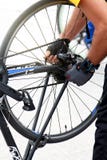Χέρια μιας κινηματογράφησης σε πρώτο πλάνο ποδηλατών που επισκευάζει μια ρόδα ποδηλάτων στοκ φωτογραφία με δικαίωμα ελεύθερης χρήσης Χέρια μιας κινηματογράφησης σε πρώτο πλάνο ποδηλατών που επισκευάζει μια ρόδα ποδηλάτων στοκ φωτογραφία με δικαίωμα ελεύθερης χρήσης