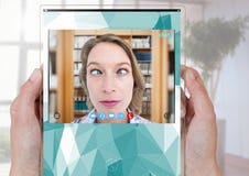 Χέρια που κρατούν App συνομιλίας γυαλιού την κοινωνική τηλεοπτική διεπαφή στοκ εικόνες Χέρια που κρατούν App συνομιλίας γυαλιού την κοινωνική τηλεοπτική διεπαφή στοκ εικόνες