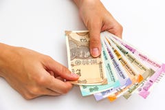 Χέρια που κρατούν ολοκαίνουργια 10, 50, 100, 200, 500 και 2000 ινδικά τραπεζογραμμάτια ρουπίων Χέρια που κρατούν ολοκαίνουργια 10, 50, 100, 200, 500 και 2000 ινδικά τραπεζογραμμάτια ρουπίων