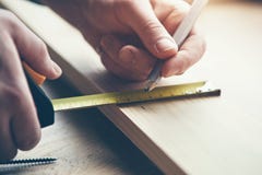 χέρια που λειτουργούν με το ξύλο που μετρά την ταινία και το μολύβι Στοκ Φωτογραφίες χέρια που λειτουργούν με το ξύλο που μετρά την ταινία και το μολύβι Στοκ Φωτογραφίες