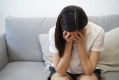 Χέρια στους ναούς της νέας απογοητευμένης συνεδρίασης κοριτσιών θλίψης ασιατικής στον καναπέ Αισθάνεται όχι πολύ καλή για λόγους στοκ εικόνα με δικαίωμα ελεύθερης χρήσης Χέρια στους ναούς της νέας απογοητευμένης συνεδρίασης κοριτσιών θλίψης ασιατικής στον καναπέ Αισθάνεται όχι πολύ καλή για λόγους στοκ εικόνα με δικαίωμα ελεύθερης χρήσης