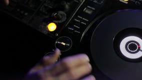 Χέρια του DJ στο μακρινό nightclub φιλμ μικρού μήκους Χέρια του DJ στο μακρινό nightclub φιλμ μικρού μήκους