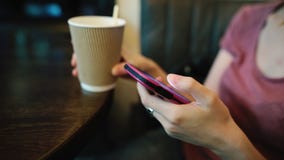 Χέρια του καθιερώνοντος τη μόδα κοριτσιού hipster που χρησιμοποιεί το smartphone app, κοιτάζοντας βιαστικά Διαδίκτυο απόθεμα βίντεο Χέρια του καθιερώνοντος τη μόδα κοριτσιού hipster που χρησιμοποιεί το smartphone app, κοιτάζοντας βιαστικά Διαδίκτυο απόθεμα βίντεο