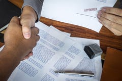 Χέρια του τινάγματος επιχειρηματιών μετά από για να τελειώσει υπογραφή και γραμματόσημο στο έγγραφο εγγράφου για να εγκρίνει το σ στοκ εικόνα με δικαίωμα ελεύθερης χρήσης Χέρια του τινάγματος επιχειρηματιών μετά από για να τελειώσει υπογραφή και γραμματόσημο στο έγγραφο εγγράφου για να εγκρίνει το σ στοκ εικόνα με δικαίωμα ελεύθερης χρήσης