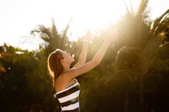 Χαλάρωση γυναικών ομορφιάς παραλιών wellness SPA και λούσιμο ήλιων στην παραλία Όμορφο γαλήνιο και ειρηνικό νέο θηλυκό πρότυπο επ στοκ φωτογραφία με δικαίωμα ελεύθερης χρήσης Χαλάρωση γυναικών ομορφιάς παραλιών wellness SPA και λούσιμο ήλιων στην παραλία Όμορφο γαλήνιο και ειρηνικό νέο θηλυκό πρότυπο επ στοκ φωτογραφία με δικαίωμα ελεύθερης χρήσης