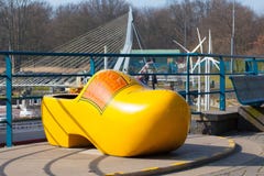 ΧΑΓΗ, ΤΟ NETHELANDS: Μικροσκοπικό πάρκο Madurodam Τεράστιο κίτρινο ξύλινο παραδοσιακό clog στοκ φωτογραφία με δικαίωμα ελεύθερης χρήσης ΧΑΓΗ, ΤΟ NETHELANDS: Μικροσκοπικό πάρκο Madurodam Τεράστιο κίτρινο ξύλινο παραδοσιακό clog στοκ φωτογραφία με δικαίωμα ελεύθερης χρήσης