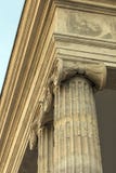 Χαμηλή άποψη γωνίας των ιοντικών κεφαλαίων στηλών διαταγής και frieze στοκ φωτογραφία με δικαίωμα ελεύθερης χρήσης Χαμηλή άποψη γωνίας των ιοντικών κεφαλαίων στηλών διαταγής και frieze στοκ φωτογραφία με δικαίωμα ελεύθερης χρήσης