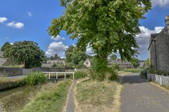 ΧΑΜΗΛΟΤΕΡΗ ΣΦΑΓΗ, το COTSWOLDS, GLOUCESTERSHIRE, εξοχικά σπίτια πετρών της ΑΓΓΛΊΑΣ Cotswold στο φως του ήλιου θερινού απογεύματος στοκ φωτογραφία ΧΑΜΗΛΟΤΕΡΗ ΣΦΑΓΗ, το COTSWOLDS, GLOUCESTERSHIRE, εξοχικά σπίτια πετρών της ΑΓΓΛΊΑΣ Cotswold στο φως του ήλιου θερινού απογεύματος στοκ φωτογραφία