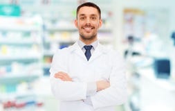 Χαμογελώντας αρσενικός φαρμακοποιός στο άσπρο παλτό στο φαρμακείο στοκ εικόνες Χαμογελώντας αρσενικός φαρμακοποιός στο άσπρο παλτό στο φαρμακείο στοκ εικόνες