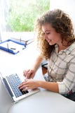 Χαμογελώντας κορίτσι εφήβων με το lap-top στην αρχή στοκ φωτογραφία με δικαίωμα ελεύθερης χρήσης Χαμογελώντας κορίτσι εφήβων με το lap-top στην αρχή στοκ φωτογραφία με δικαίωμα ελεύθερης χρήσης