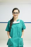 Χαμογελώντας όμορφη νοσοκόμα στο νοσοκομείο στάση στοκ εικόνα Χαμογελώντας όμορφη νοσοκόμα στο νοσοκομείο στάση στοκ εικόνα