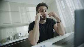 Χαμογελώντας άτομο που μιλά τον κινητό τηλεφωνικό στο σπίτι εργασιακό χώρο Ευτυχές τηλέφωνο κλήσης επιχειρηματιών φιλμ μικρού μήκους Χαμογελώντας άτομο που μιλά τον κινητό τηλεφωνικό στο σπίτι εργασιακό χώρο Ευτυχές τηλέφωνο κλήσης επιχειρηματιών φιλμ μικρού μήκους
