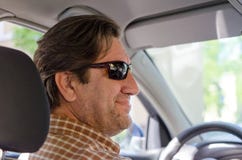 Χαμογελώντας άτομο στα sunglass που οδηγούν το αυτοκίνητο στοκ εικόνες με δικαίωμα ελεύθερης χρήσης Χαμογελώντας άτομο στα sunglass που οδηγούν το αυτοκίνητο στοκ εικόνες με δικαίωμα ελεύθερης χρήσης