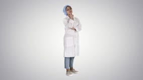 Χαμογελώντας βέβαιος νέος γιατρός γυναικών που στέκεται με τα όπλα που διασχίζονται στο υπόβαθρο κλίσης απόθεμα βίντεο Χαμογελώντας βέβαιος νέος γιατρός γυναικών που στέκεται με τα όπλα που διασχίζονται στο υπόβαθρο κλίσης απόθεμα βίντεο