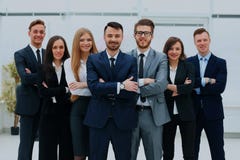 Χαμογελώντας και βέβαια επιχειρησιακή ομάδα που στέκεται μπροστά από ένα φωτεινό παράθυρο στοκ εικόνα με δικαίωμα ελεύθερης χρήσης Χαμογελώντας και βέβαια επιχειρησιακή ομάδα που στέκεται μπροστά από ένα φωτεινό παράθυρο στοκ εικόνα με δικαίωμα ελεύθερης χρήσης