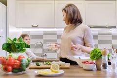 Χαμογελώντας μαγείρεμα μητέρων και κορών μαζί στη φυτική σαλάτα κουζινών Υγιή εγχώρια τρόφιμα, γονέας επικοινωνίας και παιδί στοκ εικόνες Χαμογελώντας μαγείρεμα μητέρων και κορών μαζί στη φυτική σαλάτα κουζινών Υγιή εγχώρια τρόφιμα, γονέας επικοινωνίας και παιδί στοκ εικόνες