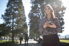 Χαμογελώντας νέα γυναίκα που μιλά στο smartphone της στην οδό Επικοινωνώντας με τους φίλους, τις ελεύθερα κλήσεις και τα μηνύματα στοκ εικόνες Χαμογελώντας νέα γυναίκα που μιλά στο smartphone της στην οδό Επικοινωνώντας με τους φίλους, τις ελεύθερα κλήσεις και τα μηνύματα στοκ εικόνες