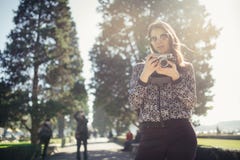 Χαμογελώντας νέα γυναίκα που μιλά στο smartphone της στην οδό Επικοινωνώντας με τους φίλους, τις ελεύθερα κλήσεις και τα μηνύματα στοκ φωτογραφία Χαμογελώντας νέα γυναίκα που μιλά στο smartphone της στην οδό Επικοινωνώντας με τους φίλους, τις ελεύθερα κλήσεις και τα μηνύματα στοκ φωτογραφία