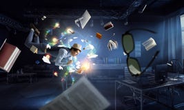 Χαμογελώντας χαρούμενος levitating νεαρός άνδρας στοκ εικόνες με δικαίωμα ελεύθερης χρήσης Χαμογελώντας χαρούμενος levitating νεαρός άνδρας στοκ εικόνες με δικαίωμα ελεύθερης χρήσης