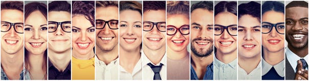χαμόγελο προσώπων Ευτυχής ομάδα multiethnic ανδρών και γυναικών νέων χαμόγελο προσώπων Ευτυχής ομάδα multiethnic ανδρών και γυναικών νέων