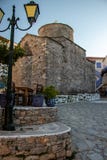 Χαρακτηριστική παλαιά εκκλησία σε ένα τετράγωνο σε μια μικρή ελληνική πόλη Chora στη Αλόννησο Islan στοκ φωτογραφία Χαρακτηριστική παλαιά εκκλησία σε ένα τετράγωνο σε μια μικρή ελληνική πόλη Chora στη Αλόννησο Islan στοκ φωτογραφία