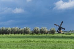 Χαρακτηριστικό ολλανδικό τοπίο σε Alblasserdam, μύλος Bleskensgraaf, οι Κάτω Χώρες r στοκ εικόνα με δικαίωμα ελεύθερης χρήσης Χαρακτηριστικό ολλανδικό τοπίο σε Alblasserdam, μύλος Bleskensgraaf, οι Κάτω Χώρες r στοκ εικόνα με δικαίωμα ελεύθερης χρήσης