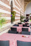 Χαρακτηριστικός λίγο ιταλικό εστιατόριο με τους κενούς πίνακες στοκ φωτογραφία με δικαίωμα ελεύθερης χρήσης Χαρακτηριστικός λίγο ιταλικό εστιατόριο με τους κενούς πίνακες στοκ φωτογραφία με δικαίωμα ελεύθερης χρήσης