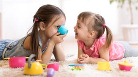 Χαριτωμένα αστεία παιδιά που παίζουν με τα παιχνίδια στο σπίτι στοκ εικόνα με δικαίωμα ελεύθερης χρήσης Χαριτωμένα αστεία παιδιά που παίζουν με τα παιχνίδια στο σπίτι στοκ εικόνα με δικαίωμα ελεύθερης χρήσης
