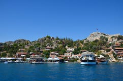 Χαριτωμένα σπίτια στη νότια παράλια της Τουρκίας Άποψη από τη θάλασσα στο τ στοκ φωτογραφίες με δικαίωμα ελεύθερης χρήσης Χαριτωμένα σπίτια στη νότια παράλια της Τουρκίας Άποψη από τη θάλασσα στο τ στοκ φωτογραφίες με δικαίωμα ελεύθερης χρήσης