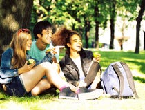 Χαριτωμένη ομάδα teenages στην οικοδόμηση του πανεπιστημίου με τα αγκαλιάσματα βιβλίων, έθνη ποικιλομορφίας στοκ εικόνα με δικαίωμα ελεύθερης χρήσης Χαριτωμένη ομάδα teenages στην οικοδόμηση του πανεπιστημίου με τα αγκαλιάσματα βιβλίων, έθνη ποικιλομορφίας στοκ εικόνα με δικαίωμα ελεύθερης χρήσης