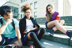 Χαριτωμένη ομάδα teenages στην οικοδόμηση του πανεπιστημίου με τα αγκαλιάσματα βιβλίων, πραγματικός τρόπος ζωής σπουδαστών εθνών στοκ εικόνες Χαριτωμένη ομάδα teenages στην οικοδόμηση του πανεπιστημίου με τα αγκαλιάσματα βιβλίων, πραγματικός τρόπος ζωής σπουδαστών εθνών στοκ εικόνες