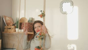 Χαριτωμένο brunette με τις κόκκινες χειλικές ταλαντεύσεις στην ταλάντευση στο στούντιο απόθεμα βίντεο Χαριτωμένο brunette με τις κόκκινες χειλικές ταλαντεύσεις στην ταλάντευση στο στούντιο απόθεμα βίντεο