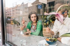 Χαριτωμένο αγαπώντας ζεύγος που έχει το πρόγευμα μαζί στην άνετη vegan καφετέρια στοκ φωτογραφία με δικαίωμα ελεύθερης χρήσης Χαριτωμένο αγαπώντας ζεύγος που έχει το πρόγευμα μαζί στην άνετη vegan καφετέρια στοκ φωτογραφία με δικαίωμα ελεύθερης χρήσης