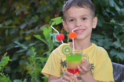 Χαριτωμένο αγόρι που πίνει τον υγιή καταφερτζή χυμού φρούτων κοκτέιλ το καλοκαίρι Ευτυχές παιδί που απολαμβάνει το οργανικό ποτό στοκ φωτογραφίες Χαριτωμένο αγόρι που πίνει τον υγιή καταφερτζή χυμού φρούτων κοκτέιλ το καλοκαίρι Ευτυχές παιδί που απολαμβάνει το οργανικό ποτό στοκ φωτογραφίες